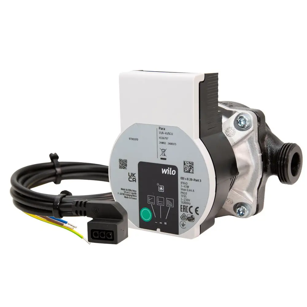 Wilo Pumpe mit elektrischem Anschluss und integrierter Steuerung. Gehäuse aus Metall, auf einer neutralen Oberfläche platziert. Kabel mit farbigen Adern sichtbar, Herstellerlogo erkennbar.